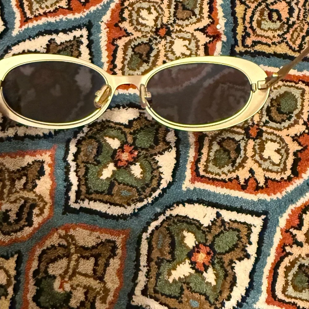 SOLD OUT EVERYWHERE - Elisa Johnson Lyric Leigh sunglasses in Gold Mirror - Picture 4 of 8